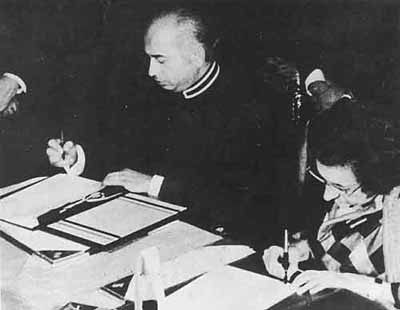 gandhi_and_bhutto_signing_Simla_agreement_3_july_1972.jpg
