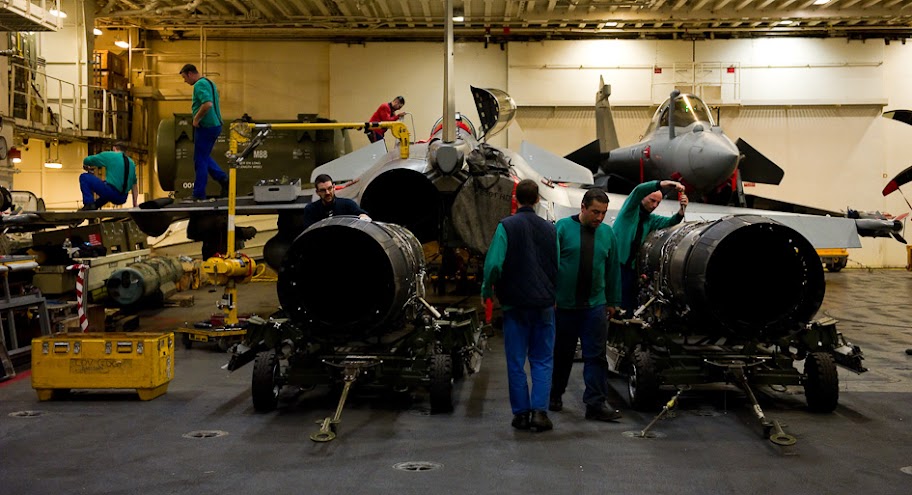 preparation-de-nuit-des-aeronefs-a-bord-du-charle-de-gaulle14.jpg