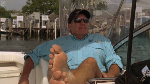 Belichick-relaxing-boat-07-24-15.png