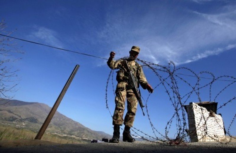 Pakistan-installing-barbed-wire-in-Durand-Line-498x340-1.jpg