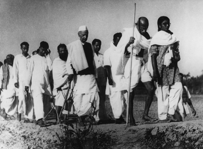 Gandhi_in_Noakhali_1946.jpg