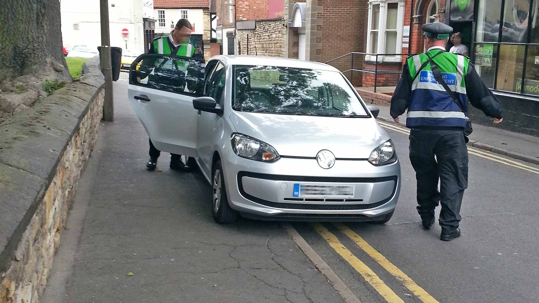 Traffic_wardens_parking_double_yellow_Lincoln.jpg