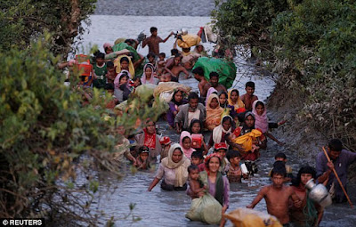 45E8B5A500000578-5052485-Rohingya_refugees_cross_the_Naf_River_at_the_Bangladesh_Myanmar_-a-3_1509927976089.jpg
