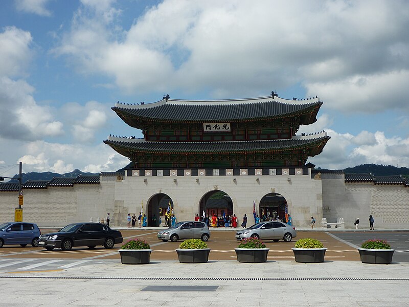 800px-Kwanghwamun.JPG