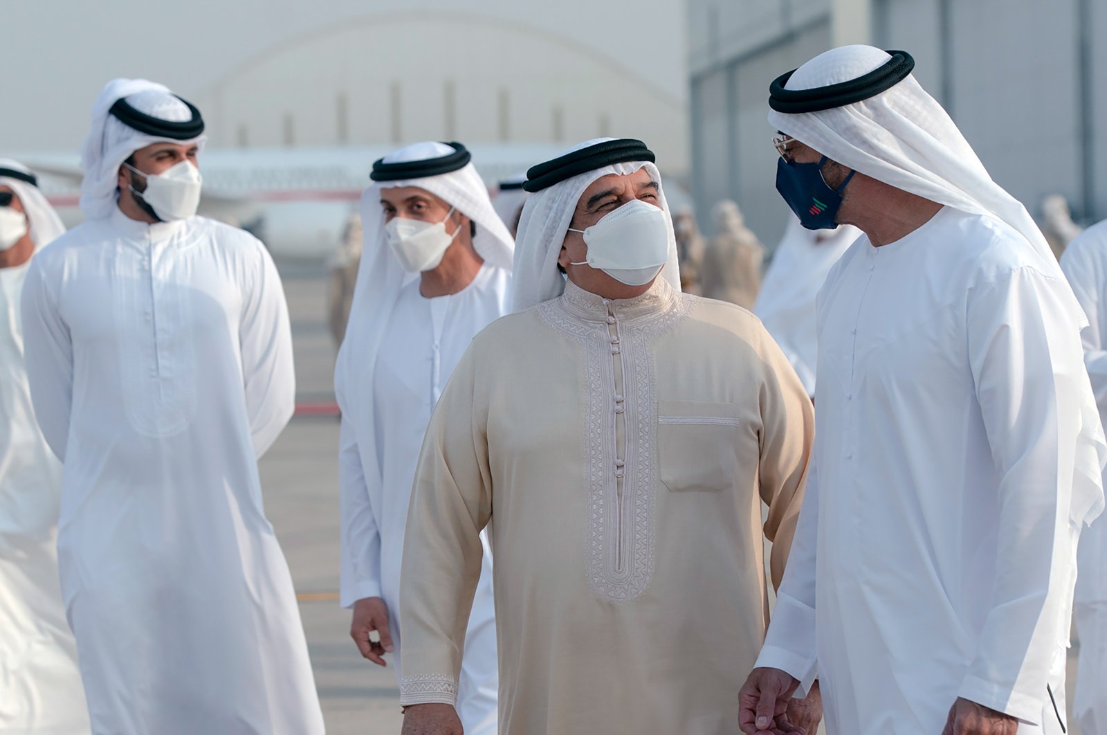 Bahrain's King Hamad bin Isa al-Khalifa (left) is received by Abu Dhabi Crown Prince Mohammed bin Zayed al-Nahyan (right) upon his arrival in Abu Dhabi, United Arab Emirates, Nov. 17, 2020. (Reuters Photo)