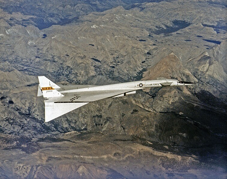 757px-North_American_XB-70_in_Flight_EC68-2131.jpg