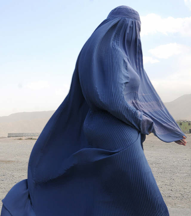 burqa-clad+Afghan+women+walks.jpg