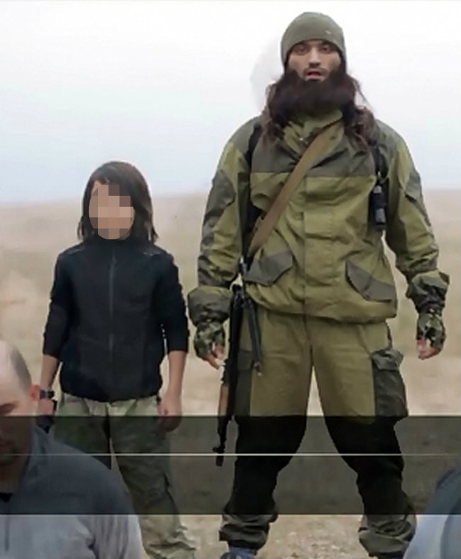 Islamic_State_Child_Executing_Russian_Spies_AFP_650x787.jpg