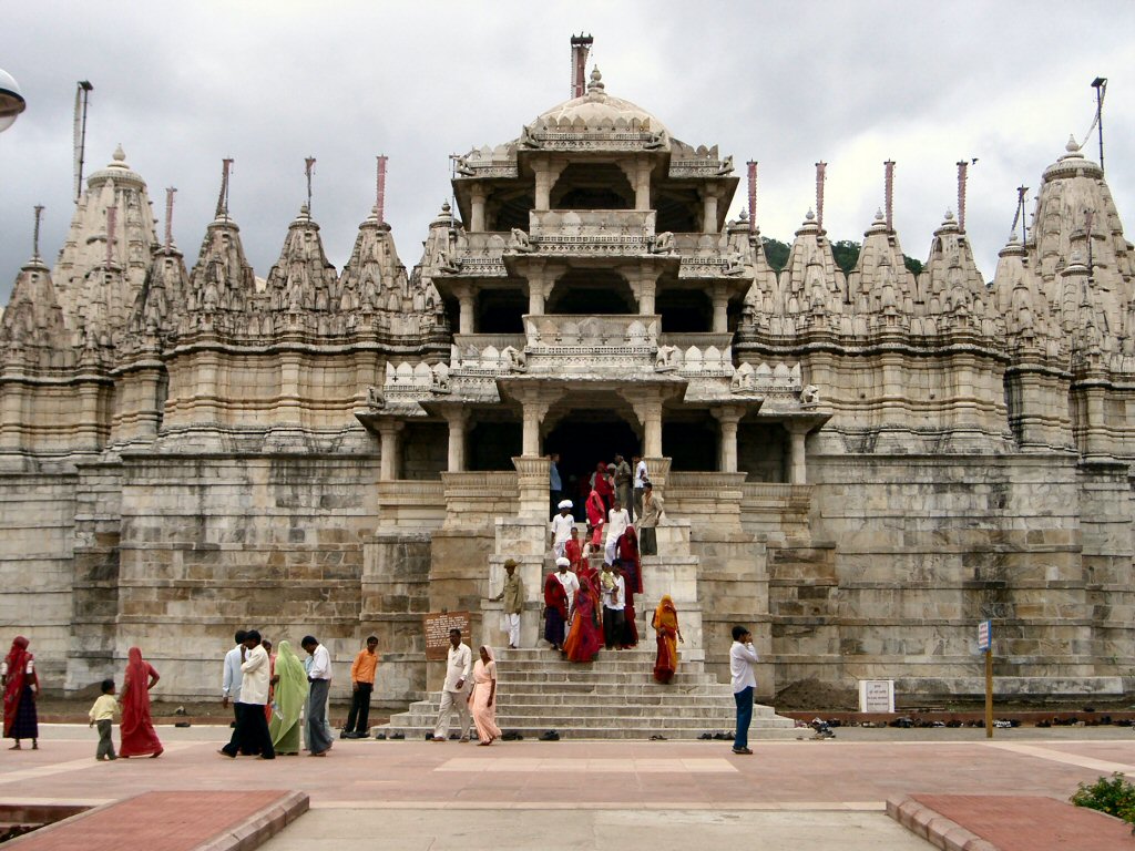 Worshippers_leaving_the_temple_in_Ranakpur.jpg