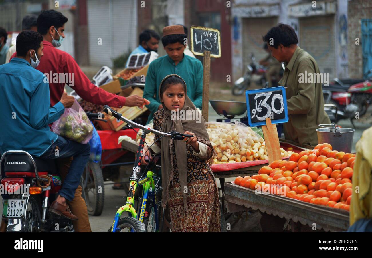 lahore-pakistan-25th-apr-2020-pakistani-large-number-of-faithful-muslims-buy-different-food-items-from-a-market-for-iftar-dinner-without-social-distancing-during-the-first-day-of-the-muslim-holy-month-of-ramadan-ul-mubarak-in-lahore-millions-of-muslims-have-started-ramadan-the-holiest-month-on-the-islamic-calendar-under-the-coronavirus-lockdown-or-strict-social-restrictions-from-government-of-pakistan-photo-by-rana-sajid-hussainpacific-press-credit-pacific-press-agencyalamy-live-news-2BHG7HN.jpg