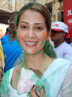 kim-sharma-holi.jpg