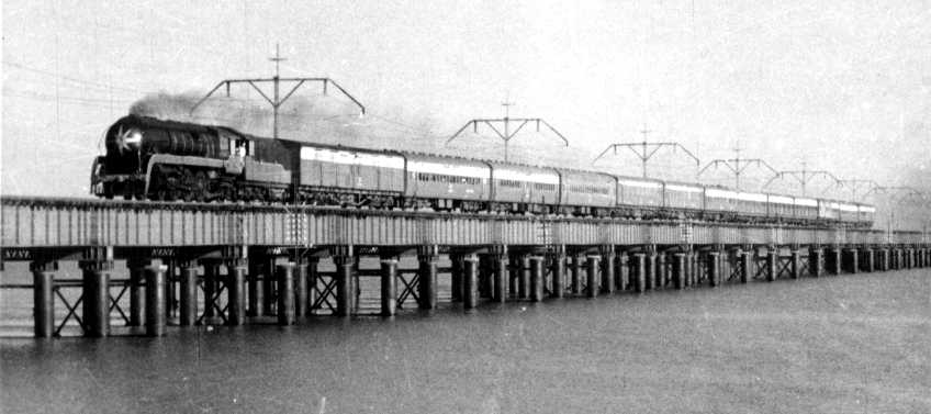 Frontier_Mail_at_Old_Vasai_Creek_bridge.jpg