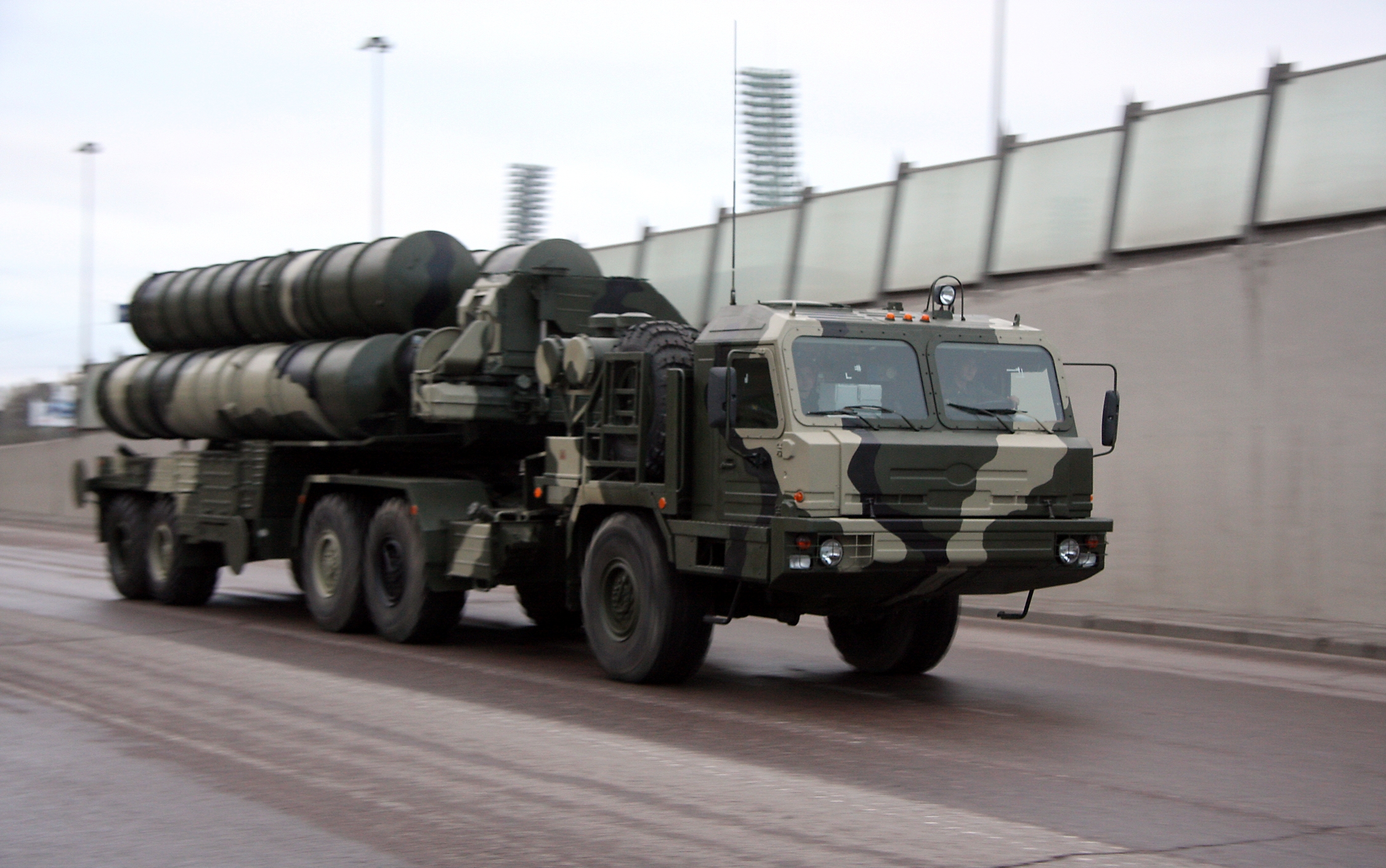 S-400_Triumf_SAM_-_rehearsal_for_2009_VD_parade_in_Moscow_-05.jpg