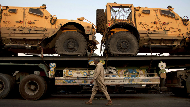 Pakistan-Army-Vehicles-AP765499955429.jpg