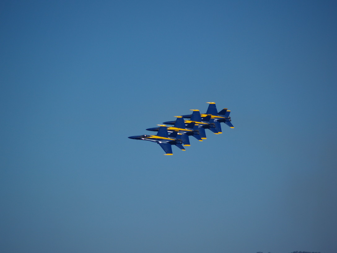 Blue_Angels_Tight_Formation_%281466908464%29.jpg