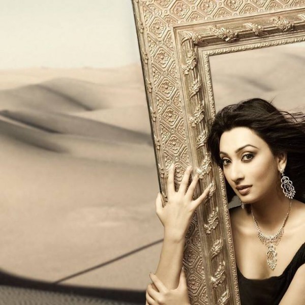 Pakistani-Celebrities-endorsing-Afzal-Jewelers-6-600x600.jpg