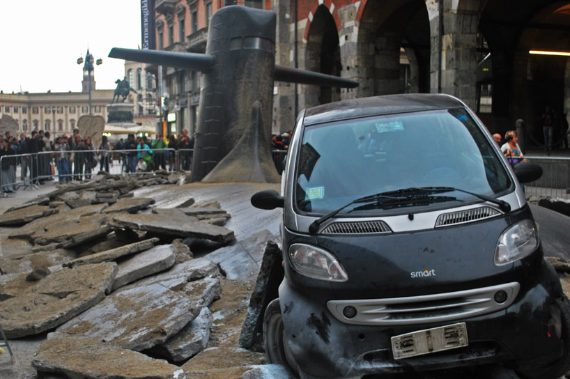 submarine-emerges-in-milan-designboom-04.jpg