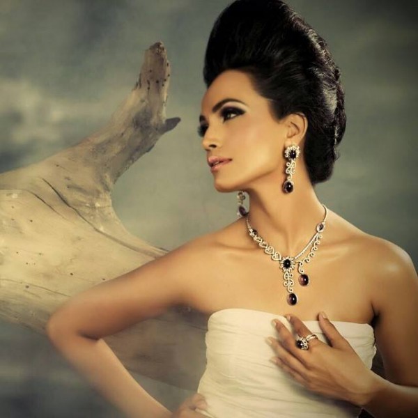 Pakistani-Celebrities-endorsing-Afzal-Jewelers-4-600x600.jpg