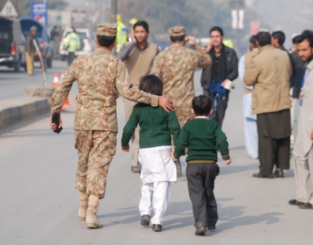 soldier-escorts-children-peshawar-school-attack-e1418719812424.jpg