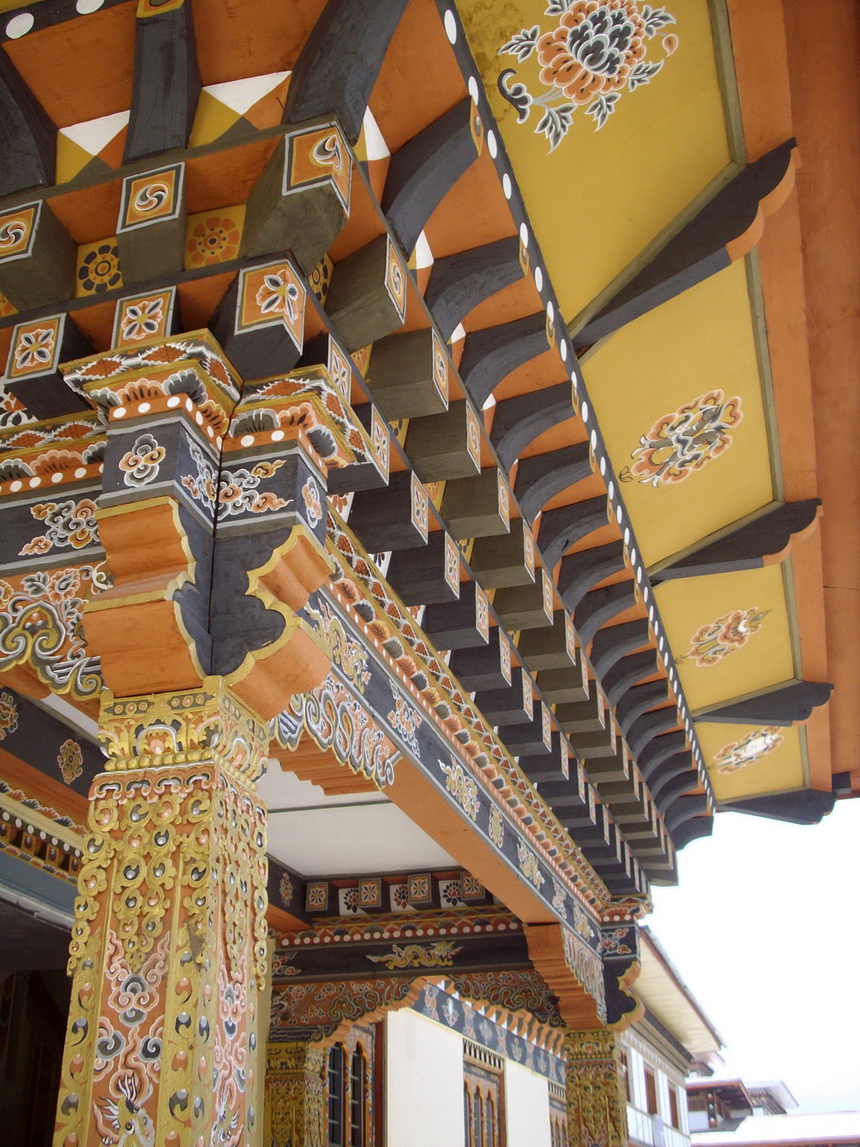 A_typical_Bhutanese_roof_design.jpg