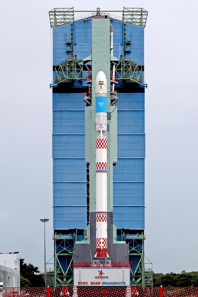 640px-SSLV-D1%2C_EOS-02_-_Fully_stacked_launch_vehicle_on_First_Launch_Pad_of_SDSC-SHAR_with_Mobile_Service_Tower_%28MST%29_fully_retracted_02.jpg
