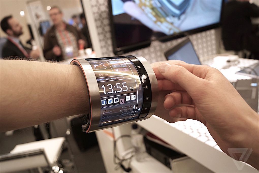 flexenable_verge_bendable_smartphone_wrist.jpg