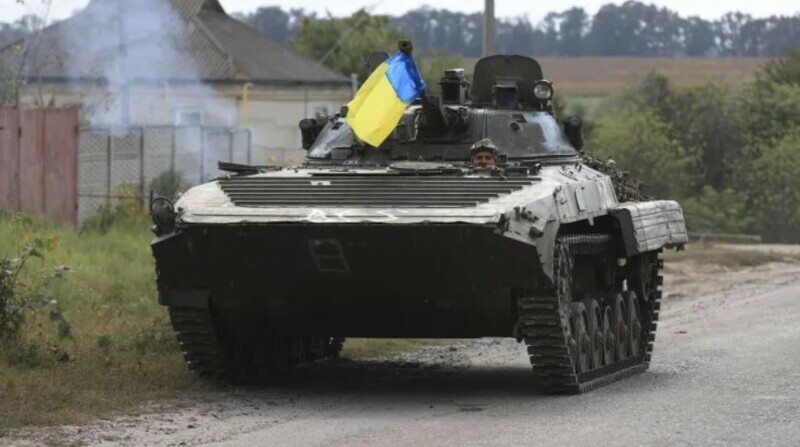 <p>A tank of Ukrainian Army advances to the fronts in the northeastern areas of Kharkiv, Ukraine on September 08, 2022. — Andalou Agency</p>