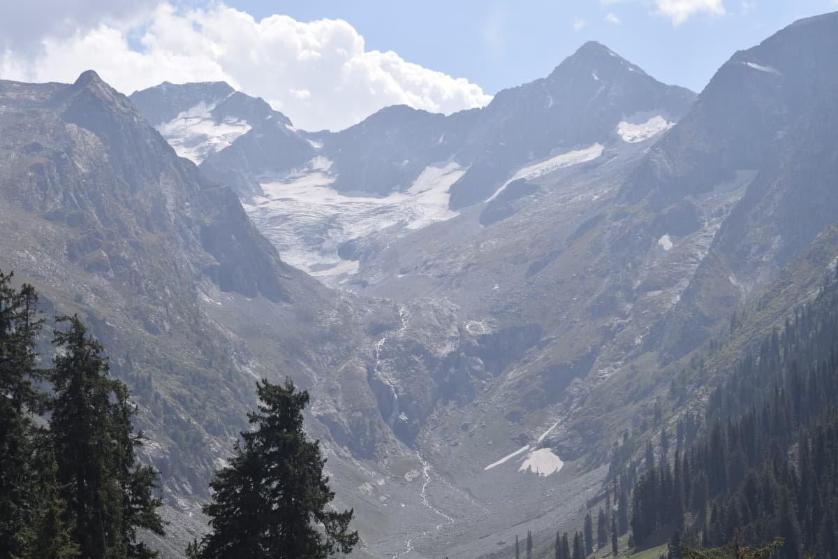 A view of the glaciers around the meadows.