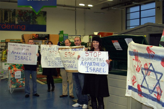 2009-01-11.protest-against-keter-products-in-atlantic-homecare-limerick.jpg