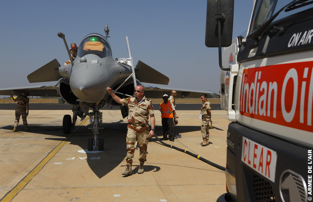 Rafale-trabalho-da-equipe-de-apoio-no-Aero-India-2011-foto-2-Armee-de-lair.jpg