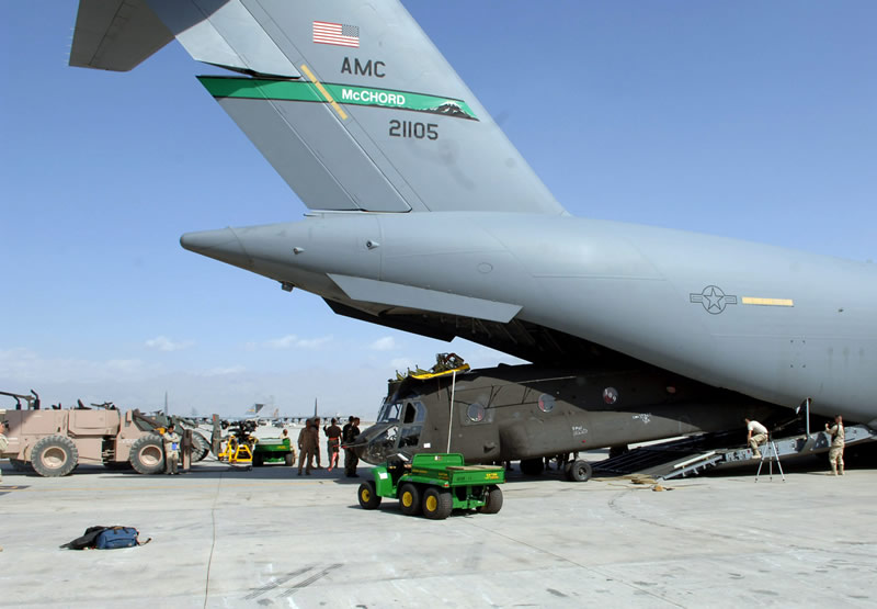 AIR_C-17_Unloads_CH-47_Afghanistan_Side_lg.jpg