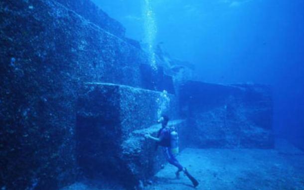 Underwater-structures-at-Yonaguni.jpg