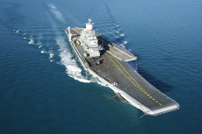 Aircraft-Carrier-INS-Vikramaditya-Indian-Navy-01-R%25255B6%25255D.jpg