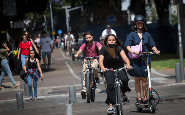 Israelis on Rothschild Boulevard in Tel Aviv, on May 5, 2021. (Miriam Alster/FLASH90)