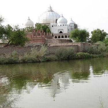 Larkana-Bhuttos-Mausoleum-Garhi-Khuda-Baksh.jpg