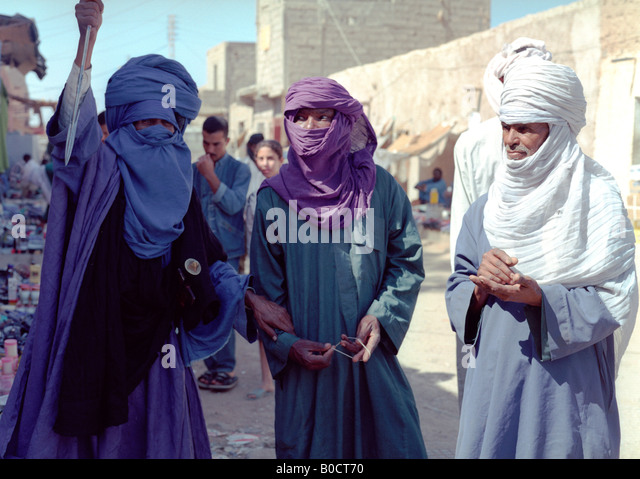 tuareg-men-shopping-on-a-market-in-tamanrasset-b0ct70.jpg