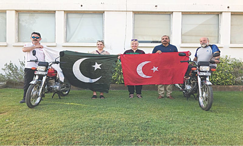 <p>The bikers and Razi Nayyar proudly display both Pakistan and Turkiye’s flags.</p>