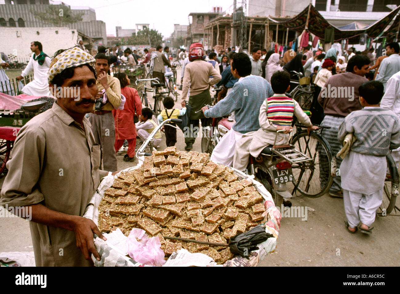 pakistan-punjab-lahore-anarkali-bazaar-sweet-seller-A6CR5C.jpg