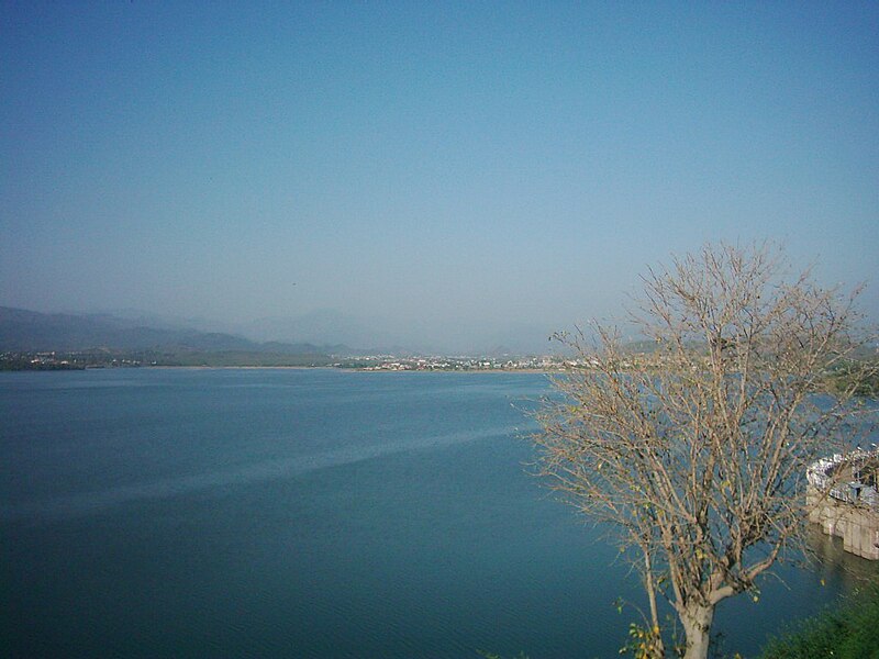 800px-Rawal_Lake1.JPG