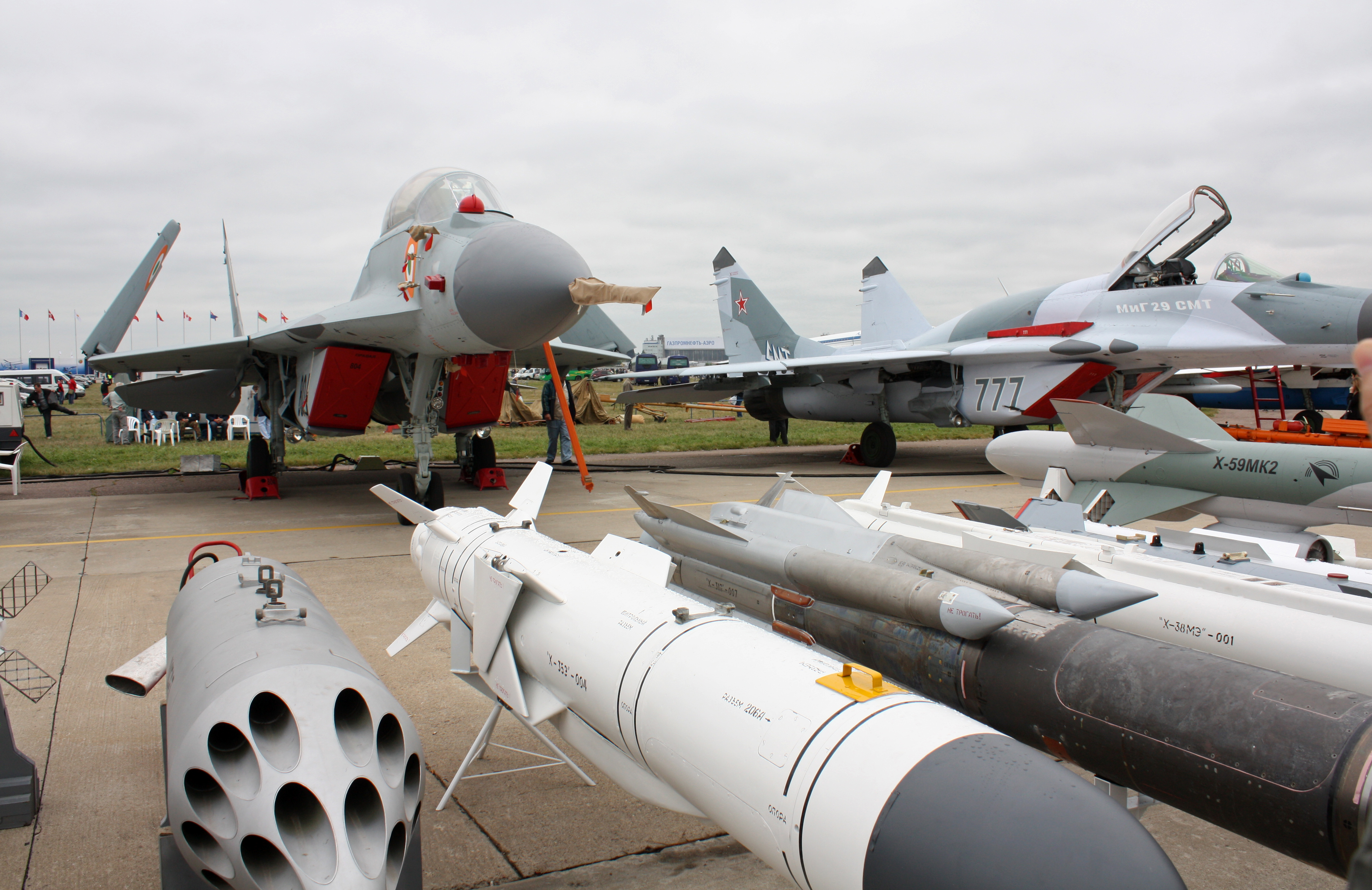 MiG-29K_on_the_MAKS-2009_%2802%29.jpg