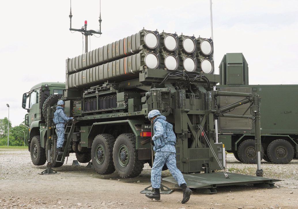 The Republic of Singapore Air Force has fielded the Aster 30 SAMP/T medium-range SAM system to bolster its upper tier air defence umbrella. Seen here is an Aster 30 launcher vehicle with a unique standalone midcourse-guidance datalink system immediately behind it. (Janes/Kelvin Wong)