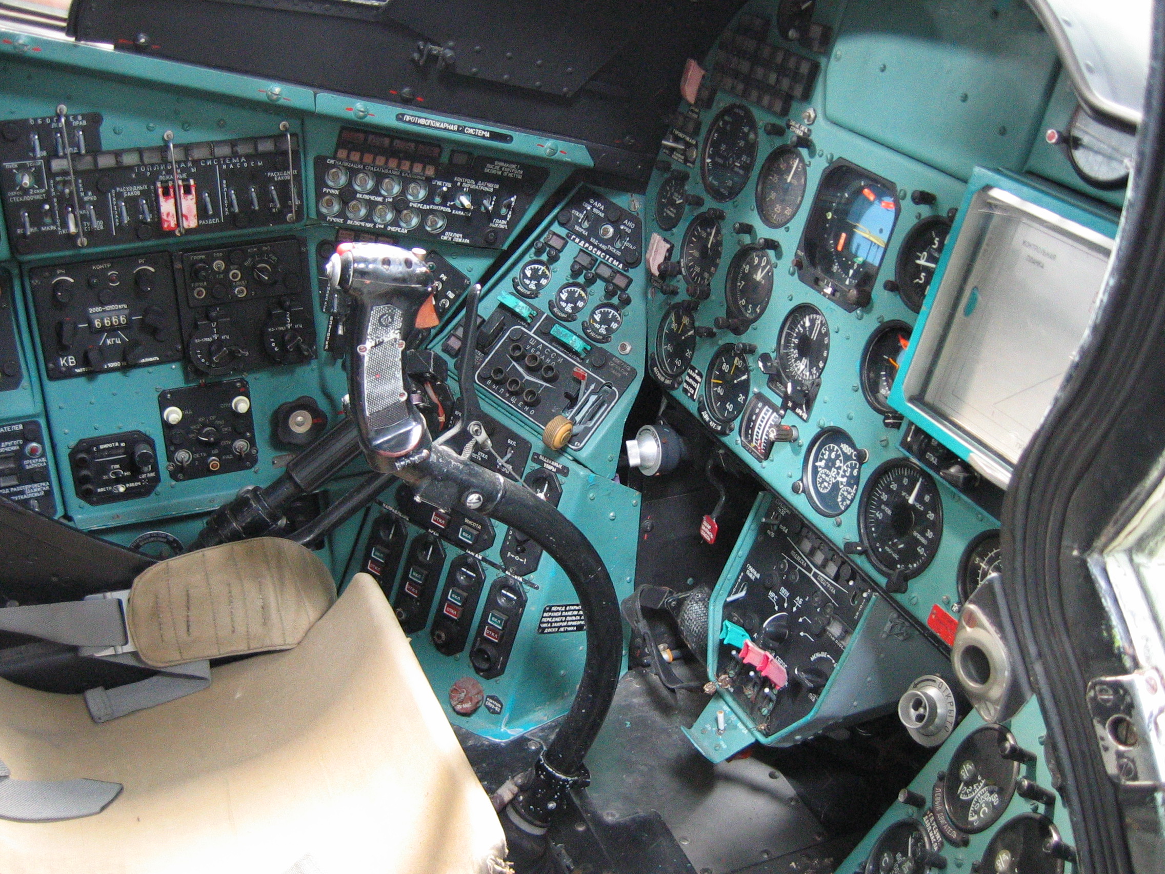 Helicopter_Cockpit_Mil_Mi-24D_Hind.jpg