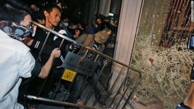 141119152145-hong-kong-protester-smash-glass-horizontal-gallery.jpg