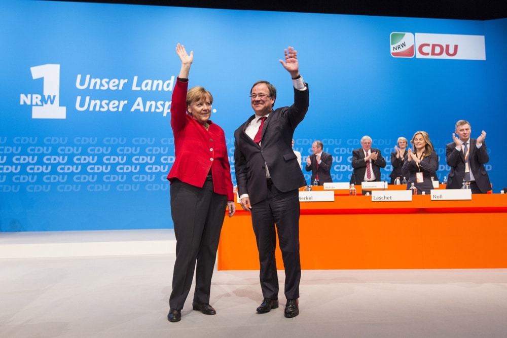 Merkel_und_Laschet_auf_dem_Parteitag_der_CDU_Nordrhein-Westfalen_am_1._April_2017_in_M%C3%BCnster._Laschet_konnte_seine_Wahl_anschlie%C3%9Fend_gewinnen._Foto_NRW-CDU_Sondermann.jpg