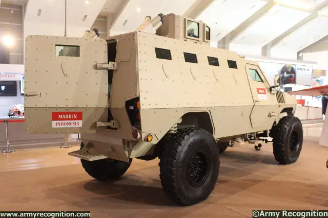 SSE_unveiled_modernized_PAKCI_P2_Armoured_Personnel_Carrier_at_IndoDefence_2014_640_002.jpg