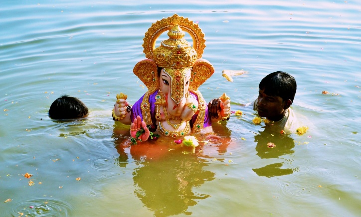 ganesh-visarjan-2014_1474631589_725x725.jpg