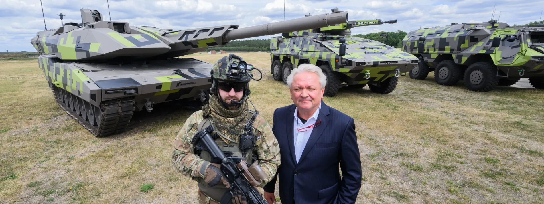 Rheinmetall-Chef Armin Papperger und ein Soldat vor dem Kampfpanzer Panther KF51 – den Rheinmetall gerne in der Ukraine bauen will.
