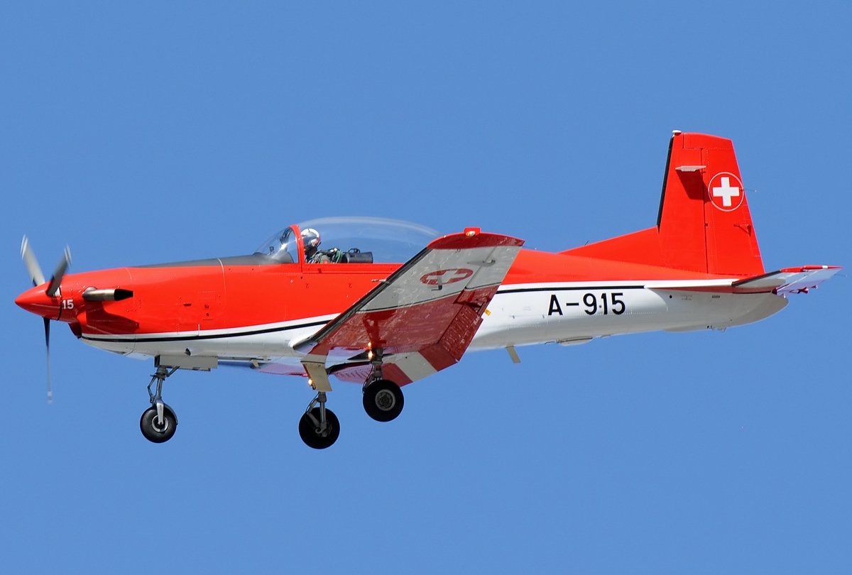 Pilatus_PC-7%2C_Switzerland_-_Air_Force_JP7211053.jpg