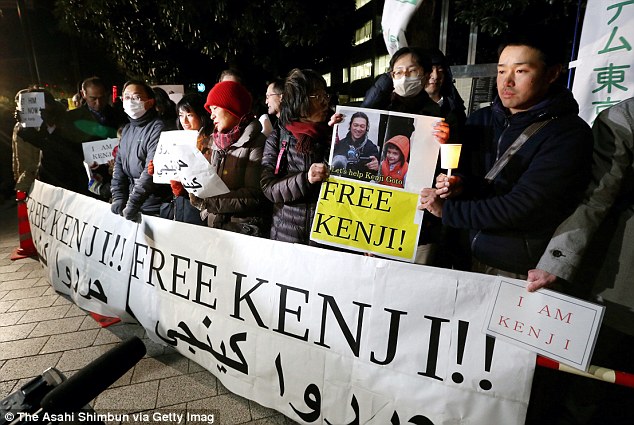 2529A37100000578-2931296-Supporters_of_Kenji_Goto_call_for_his_release_during_a_rally_out-m-28_1422542564088.jpg