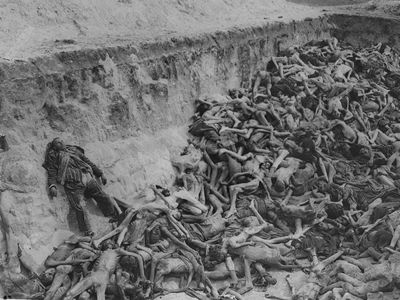 grave-Bergen-Belsen-Germany-concentration-camp.jpg